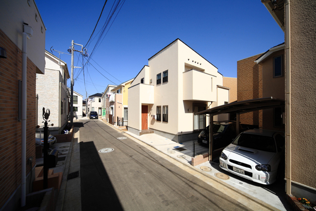 神奈川県横浜市、日中の外観